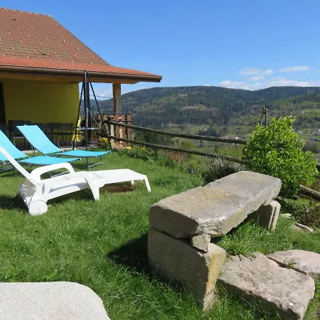 La Maison Jaune Nyaraló Cleurie