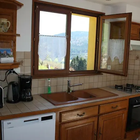 La Maison Jaune Nyaraló Cleurie